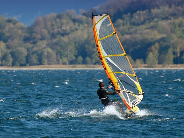 windsurf a Suviana Beach